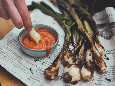  Calçots: Una fiesta de sabores caramelizados en la parrilla y un baño refrescante de salsa romesco!