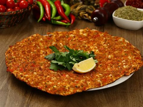  Lahmacun: Una explosión de sabor en cada bocado crujiente y jugoso!