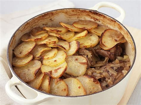  Lancashire Hotpot: Una Sinfonía de Sabores Carnosos y Vegetales Asados al Perfección!