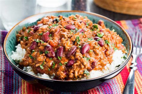  El Chili con Carne: ¡Una Sinfonía de Especias Calientes que Bailan con el Sazón Texano!