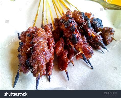 Sate Rembiga! Un plato de carne aromático y picante que te transporta a las calles bulliciosas de Wonogiri.