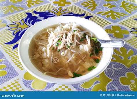  Soto Ayam: ¡Un Deleite Picante y Refrescante Para el Alma!